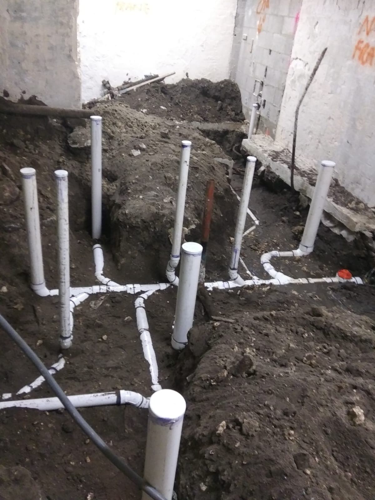 Salidas de desagüe en PVC listas antes de fundir el piso