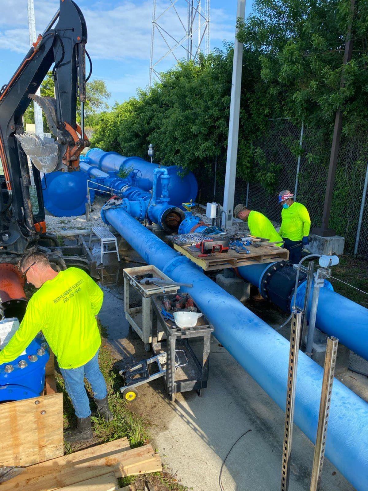 Cuadrilla de RCR armando una línea de agua de gran diámetro