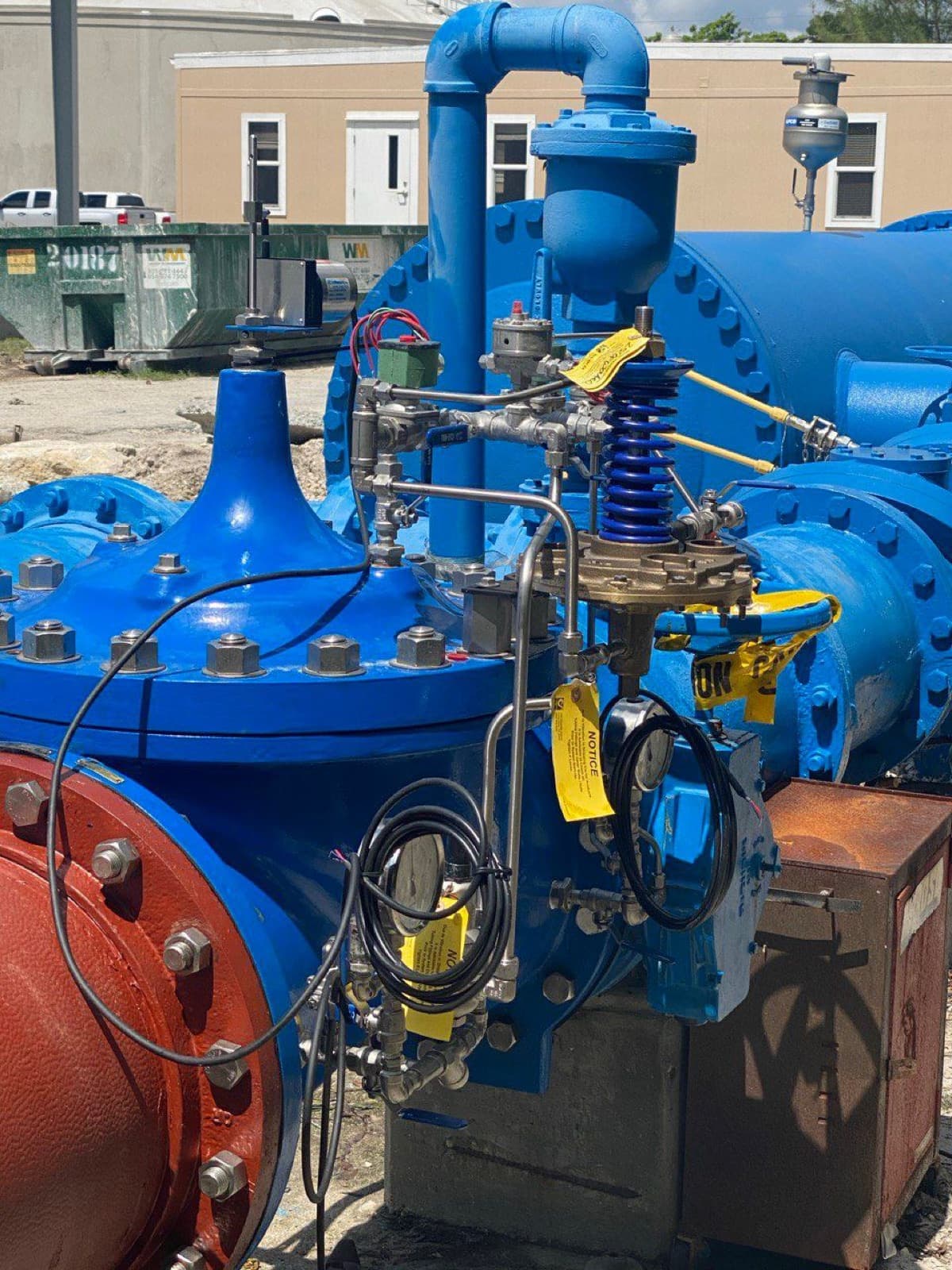 Válvula de control azul de gran tamaño en una instalación de agua
