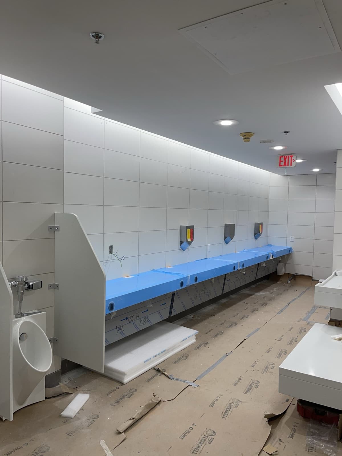 Baño comercial terminado con lavamanos corridos